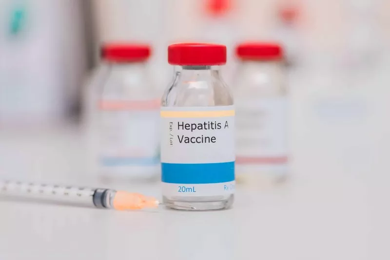 Como escolher entre vacinas vivas atenuadas e inativadas contra hepatite A?